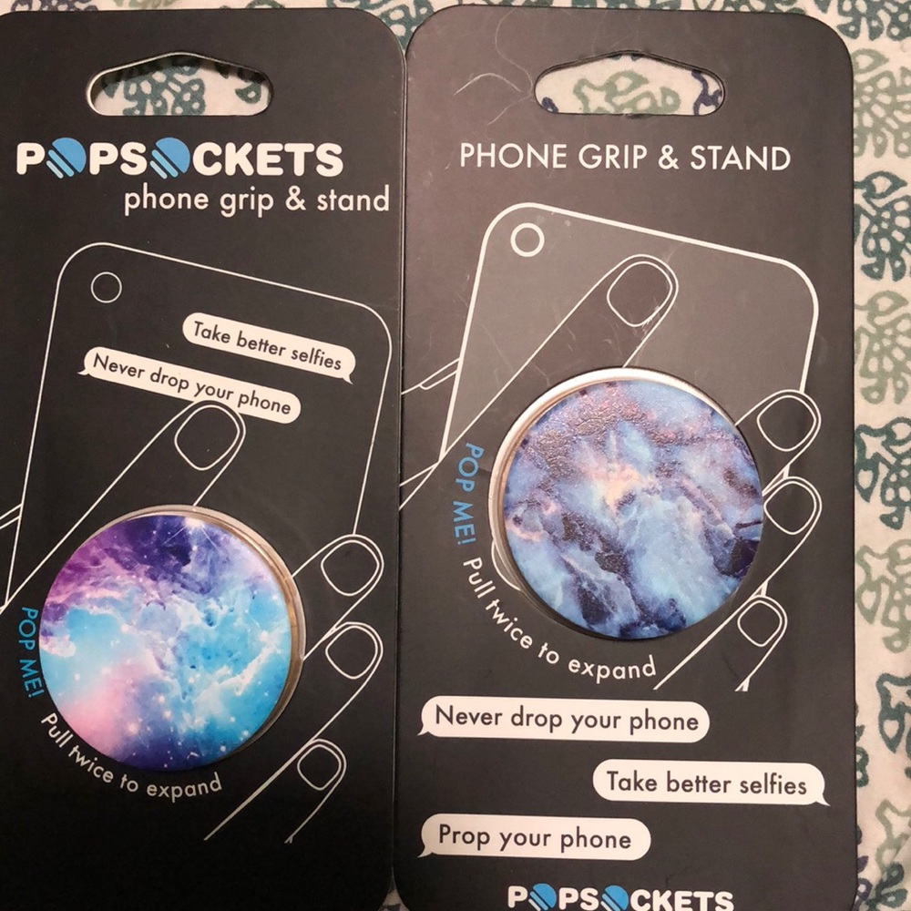 2 Pop sockets!!
